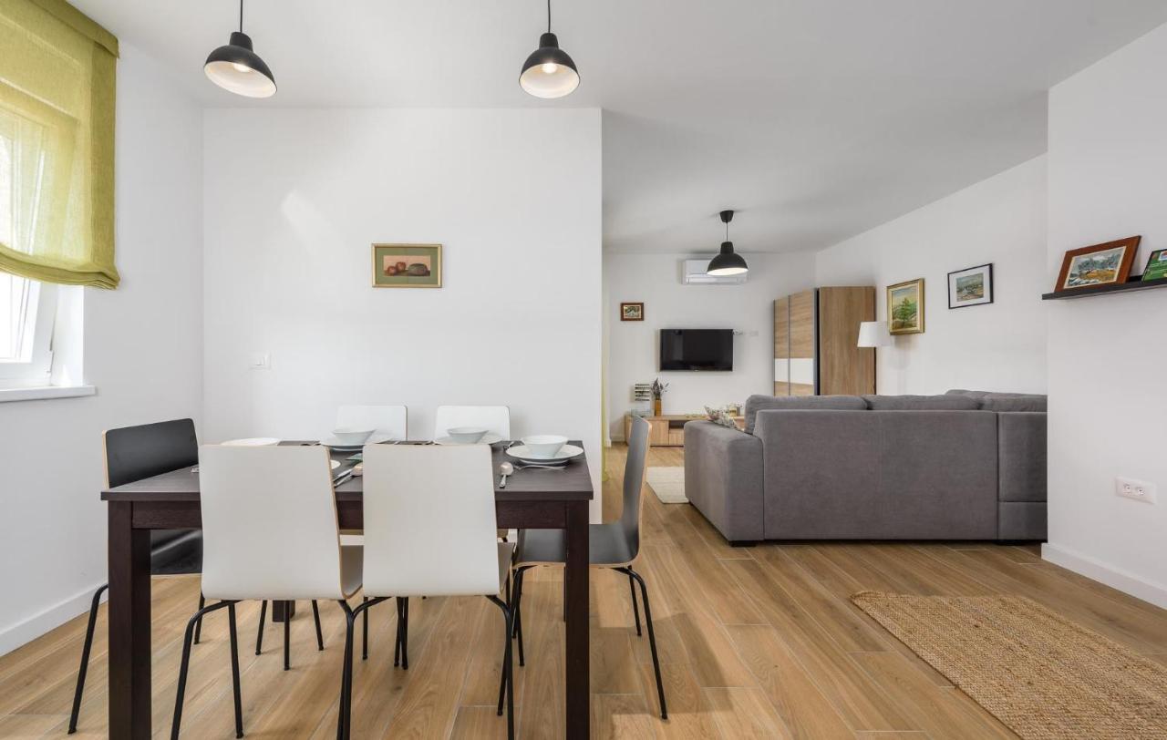 Apartmani Lucija ポレッチ エクステリア 写真
