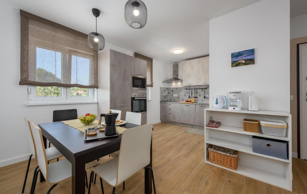 Apartmani Lucija ポレッチ エクステリア 写真