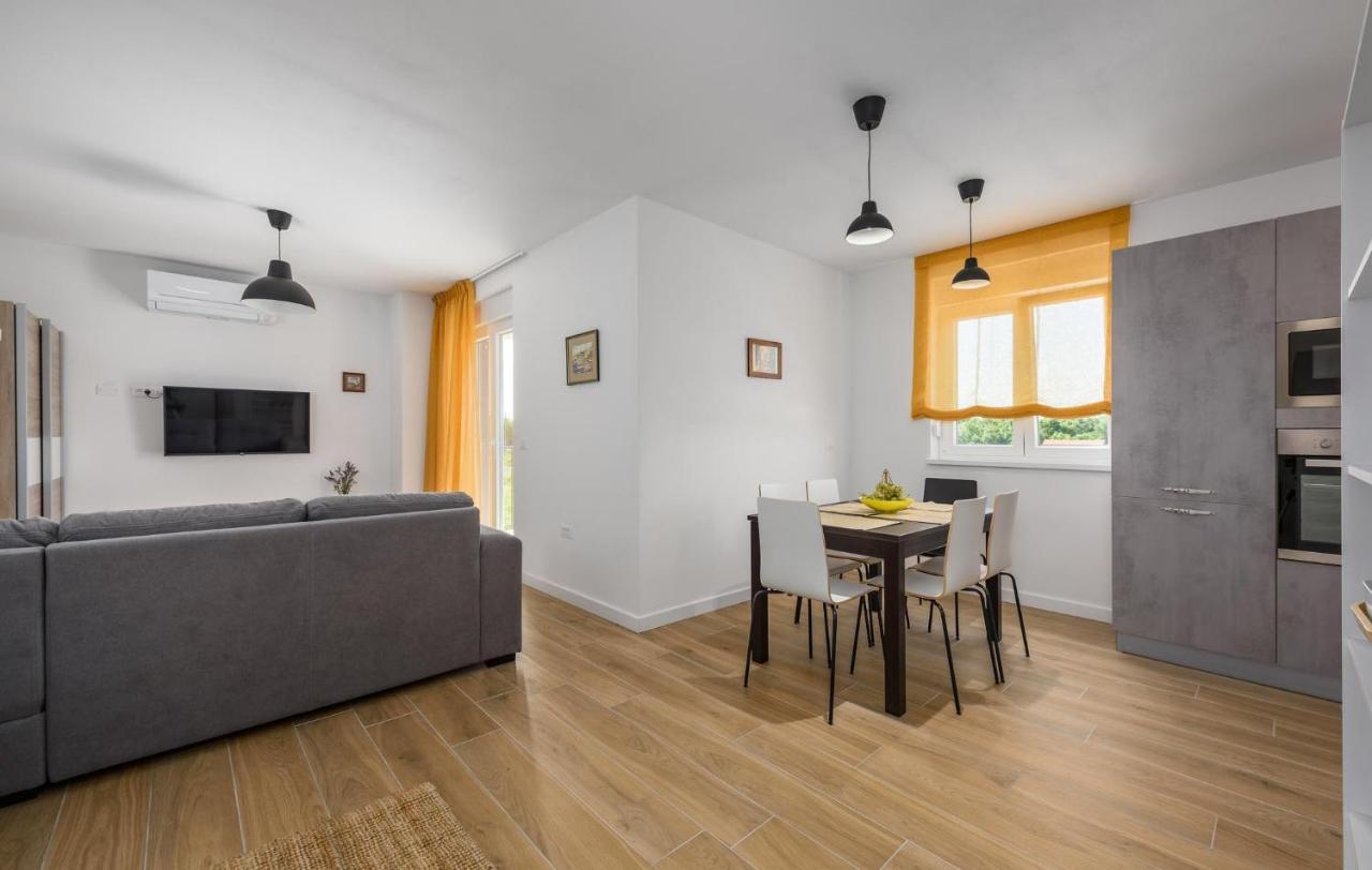 Apartmani Lucija ポレッチ エクステリア 写真